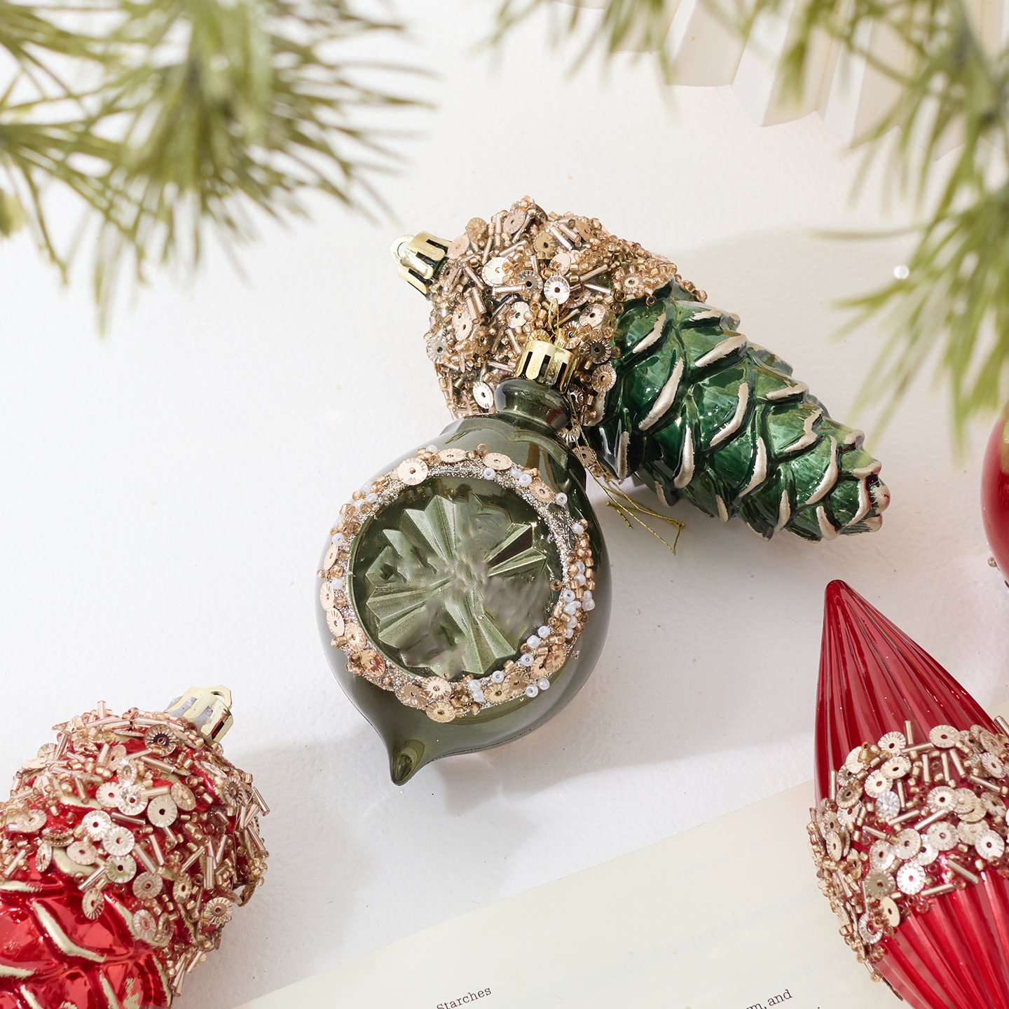 Red And Green Ornaments Timele - Decor Timeless Lighting reseña y precio